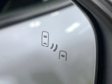 【ブラインドスポットモニター】走行中、ドアミラーの死角になりやすい箇所に後続車が接近するとサイドミラーのレンズに警告を表示!ドライバーに注意喚起をしてくれます。