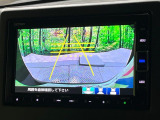 【バックカメラ】駐車時に後方がリアルタイム映像で確認できます。大型商業施設や立体駐車場での駐車時や、夜間のバック時に大活躍!運転スキルに関わらず、今や必須となった装備のひとつです!