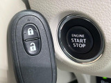 【キーレススタートシステム】カバンやポケットに入れたままでもドアの施錠・解錠が可能なスマートキーを装備。エンジンのオン・オフ時もカギを取り出す必要が無いからとっても便利です♪