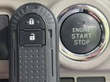 【キーフリーシステム】カバンやポケットに入れたままでもドアの施錠・解錠が可能なスマートキーを装備。エンジンのオン・オフ時もカギを取り出す必要が無いからとっても便利です♪