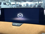 【12.3インチマツダコネクト】車内の雰囲気にマッチした大型ディスプレイ。スマホ接続でのナビ使用やBluetooth再生等、様々な機能が楽しめます。直感的なダイヤル操作が可能で、使い勝手も良好です。