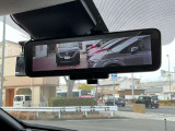 クリアな後方視界を実現。インテリジェントルームミラーです。乗員、ヘッドレスト、積載物などでさえぎられがちなルームミラーの後方視界をクリアに保ちます。夜間や悪天候でもクリアな後方視界を確認できます!!
