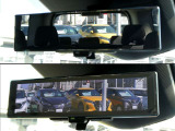 車両後方のカメラ映像をミラー面に映し出して、いつでもクリアな後方視界を確保する、インテリジェントルームミラー!