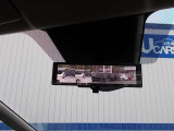 【インテリジェント ルームミラー】車両後方のカメラ映像をミラー面に映し出すので、車内の状況や天候などに影響されずいつでもクリアな後方視界が得られます!