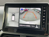 アラウンドビューモニターです。上空からお車の周りを見る感覚で表示されますので、車庫入れも簡単