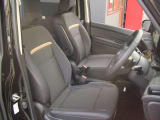 運転席は広々とゆったりしております。広いと乗り降りもラクラクですし、運転時も疲れにくくて運転しやすいですよ。