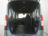 2列目シートと助手席を倒すことで、運転席以外のすべての空間がフラットな荷室となります。フラットな荷室になるので、脚立や絨毯などの長尺の荷物の積載にも対応しております。