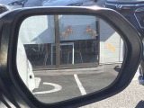隣車線を走る車両をレーダーで検知し、ドアミラーでは確認しにくい後側方エリアに存在する車両に加え、急接近してくる車両も検知します。車両を検知するとドアミラーに搭載されたLEDインジケーターが点灯します。