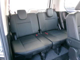 足元広々ゆったり乗れます。後席がシートスライドします。