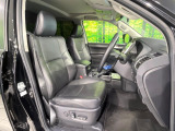 運転席まわりには十分なスペースがあり、大柄な方でもゆったり運転していただける環境です。