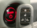 【Hondaスマートキー】カバンやポケットに入れたままでもドアの施錠・解錠が可能なスマートキーを装備。エンジンのオン・オフ時もカギを取り出す必要が無いからとっても便利です♪