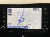 【8インチディスプレイオーディオ】各種オーディオ機能とスマホ連携機能を搭載。ナビキットを装着しているので、車載ナビとしても使用可能です。機能の詳細につきましては、展示店舗までお尋ねください。