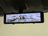 【デジタルインナーミラー】後方に設置されたカメラの映像がルームミラー型の液晶画面に送出されます。トランク内の荷物が満載でも、視界が妨げられることはありません。