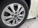 【純正15インチアルミホイール】外観にマッチした純正アルミホイールを装着しております。各種社外アルミホイールや、スタッドレスタイヤも取扱いしております。是非ご相談ください♪