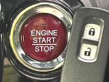 【Hondaスマートキー】カバンやポケットに入れたままでもドアの施錠・解錠が可能なスマートキーを装備。エンジンのオン・オフ時もカギを取り出す必要が無いからとっても便利です♪