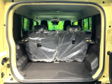積み下ろしのしやすいデッキにはたっぷりと荷物を積み込んでいただけます。遊びから仕事まで、様々なシーンで頼れます♪
