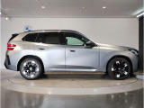 【BMWの伝統-3】BMWのお車は、&ldquo;駆け抜ける歓び&rdquo;を体現しております。走行の安定性とコーナリングの良さを追求し、思い通りにハンドルの操作可能です。