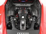 3.9L・V8ツインターボエンジンが収められたエンジンルームにはカーボンファイバー製のカバーが装着されております。