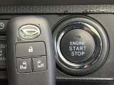 【キーフリーシステム】カバンやポケットに入れたままでもドアの施錠・解錠が可能なスマートキーを装備。エンジンのオン・オフ時もカギを取り出す必要が無いからとっても便利です♪