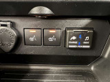 USB接続ポートは、シートヒーターコントロールスイッチと一緒に並んでいます!
