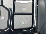 【オートブレーキホールド】信号待ちや渋滞で停車時にブレーキから足を離しても、停止状態を保持してくれます。前進するときはアクセルを踏めば自動で解除されるので安心♪街乗り運転が楽になります♪