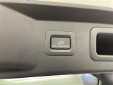 【パワーリアゲート】荷物を抱えた状態でもリアゲートの開閉が可能です!お買い物時やアウトドアの際に役立ちますね。