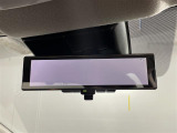 【デジタルルームミラー】車両後方カメラの映像をルームミラーに映すことが出来ます。 そのため、後席に人や荷物があって後方が見えづらい場合でもしっかり視界を確保することが出来ます。