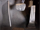 【ペダル】BMWはオルガン式アクセルペダルを採用しています。踏み込む足とペダルが同じ軌跡を描くため、かかとがずれにくく、アクセルコントロールがよりしやすくなるメリットがあります。