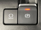 【電動パーキングブレーキ】パーキングブレーキは便利な電動式!ボタン一つで操作でき、アクセルを踏めば自動で解除されます♪レバーやペダルが無いので運転席廻りもすっきりしますね♪