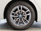 【BMWアロイホイル】軽量かつ強度に拘ったアロイホイル。走行性能ポテンシャルを引き出す設計。車の足元を引き締めてくれる大きなポイントはアロイホイルです。