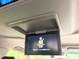 【後席モニター】家族や友人とお出かけする機会が多い方に大人気の後席モニターを装備!見やすい位置に画面がありテレビやDVDの視聴も快適!友達もお子様も、後席にしか乗らなくなるかも??