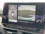 【アラウンドビューモニター】まるでクルマを真上から見下ろしたかのような視点で駐車をサポートします!クルマの斜め後ろや真横など、前後左右の4つのカメラの映像が合成されて、モニターに映し出されます。