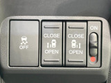【両側パワースライドドア】スマートキーや運転席のスイッチで後席両側スライドドアの開閉が可能♪電動だから力を入れてドアを開ける必要が無く、小さなお子様でも簡単に開け閉めでき快適です♪