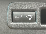 【ハンズフリーパワーバックドア】リアバンパー下部に足先を出し入れするだけでバックドアが自動で開閉♪両手が荷物でふさがっている時でもラクラク開閉操作が行えます!