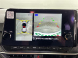【アラウンドビューモニター】まるでクルマを真上から見下ろしたかのような視点で駐車をサポートします!クルマの斜め後ろや真横など、前後左右の4つのカメラの映像が合成されて、モニターに映し出されます。
