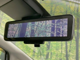 【インテリジェントルームミラー】後席の大きな荷物や同乗者で後方が確認しづらい時でも安心!カメラが撮影した車両後方の映像をルームミラー内に表示。クリアな視界で状況の確認が可能です!