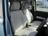フロントベンチシートで足元広々です♪