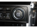スマートエントリー&プッシュスタートはキーをバッグ等に携帯している時にブレーキを踏んでスタートボタンを押すとエンジンが始動します。車内に忘れた場合にはロック出来ませんので締め忘れの心配もなくなります!