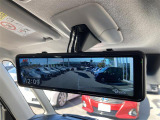 【デジタルインナーミラー】車両後方カメラの映像をミラーに映すことが出来ます。 そのため、後席に人や荷物があって後方が見えづらい場合でもしっかり視界を確保することが出来ます。