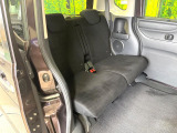 後部座席も気になるようなキズ・汚れやへたり等、大きなダメージはなく、良好な状態です。