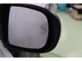 BSM搭載。並走車両が死角に入るとインジケーターが点灯。さらにウィンカーを出すと点滅します。BSMのシステムを活用し、バック出庫の際に左右から接近する車両を検知警告するRCTAも搭載しています。