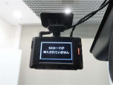 運転記録を残すドライブレコーダー。リアカメラ付きで後方録画もできます。
