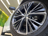 【純正19インチアルミホイール】外観にマッチした純正アルミホイールを装着しております。各種社外アルミホイールや、スタッドレスタイヤも取扱いしております。是非ご相談ください♪