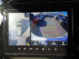 【全方位モニター】リバースに入れた際、車両全体を見渡している映像に切り替わります。また、見通しが悪い場所で便利な前方ワイド映像やすれ違いに便利な助手席側ワイド映像など切り替えが出来ますよ♪