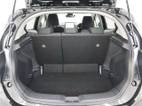 トランクも十分なスペースがありますね。背もたれを倒すとトランクのスペースアップができます。