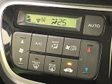 【オートエアコン】一度お好みの温度に設定すれば、車内の温度を検知し風量や温度を自動で調整。暑い&hellip;寒い&hellip;と何度もスイッチ操作をする必要はありません。快適な車内空間には必須の機能ですね♪