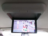 純正大型リヤモニター。後席では走行中でも映像を楽しめます。