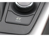 EVドライブモードで、エンジン音や排気ガスを気にすることなく走れます。早朝・深夜や屋内の駐車場などで重宝しますよ♪