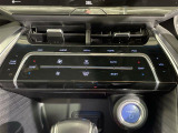 【左右独立温度コントロール式フルオートエアコン(DUAL/SYNC)】運転席側と助手席側でそれぞれ自由に温度設定ができ、快適な風量やモードなどを自動調整します!