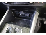 USBポートが装備されています。iPhoneやスマートフォンの充電など、車内にあると便利なアイテムのひとつですね! 充電中のスマホなどの置き場に便利なトレイも備わっています。